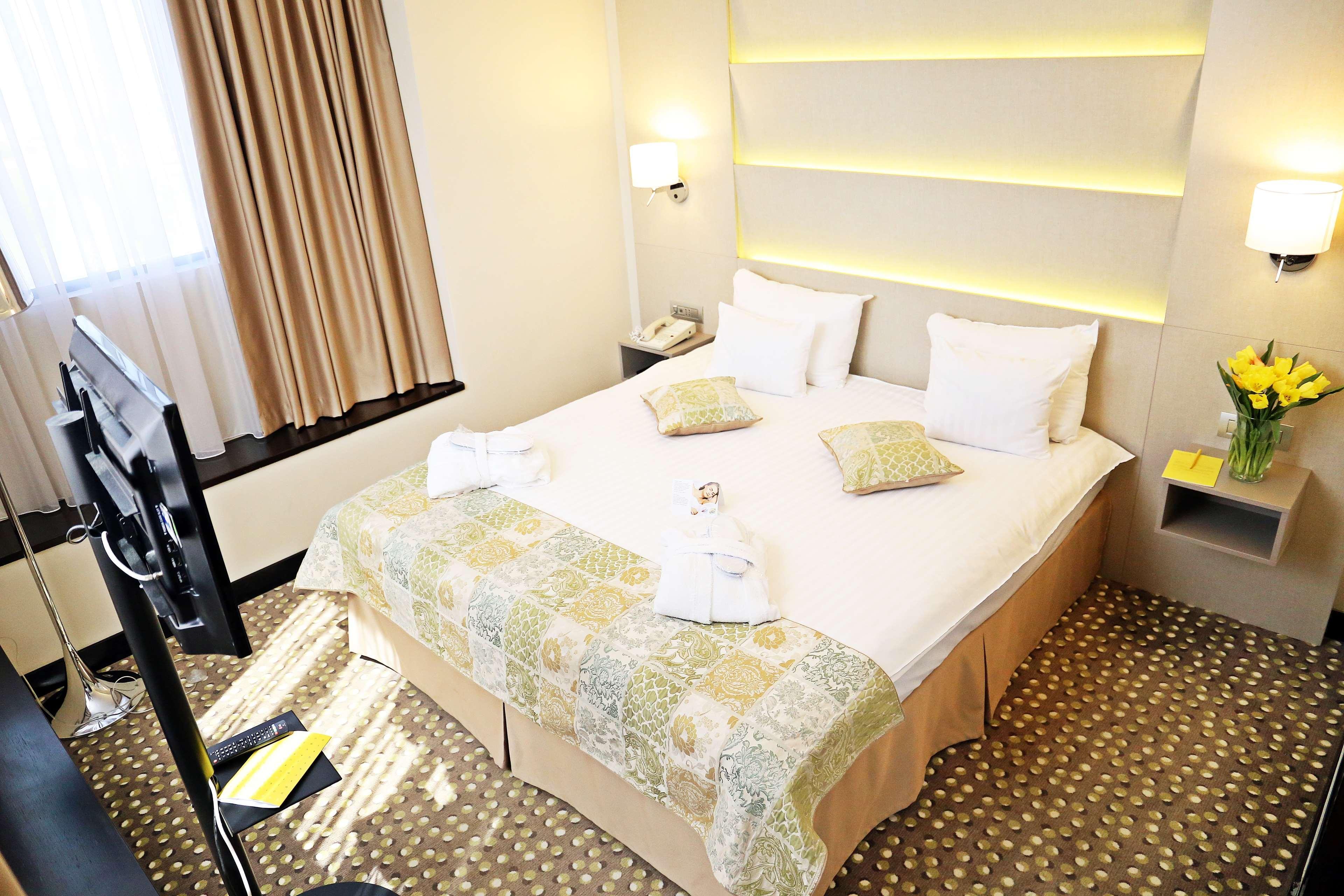 Hotel Golden Tulip Victoria 4*